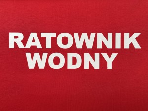 Czerwona koszulka ratownik wodny z logo WOPR